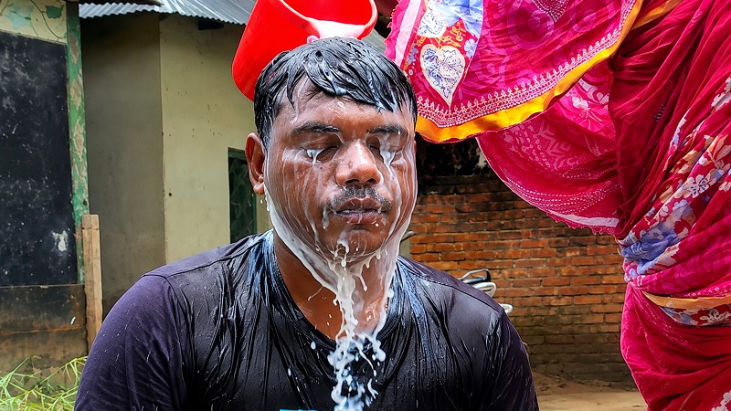 দুধ দিয়ে গোসল করে ও মায়ের মাথায় হাত রেখে রাজনীতি ছাড়লেন যুবদল নেতা